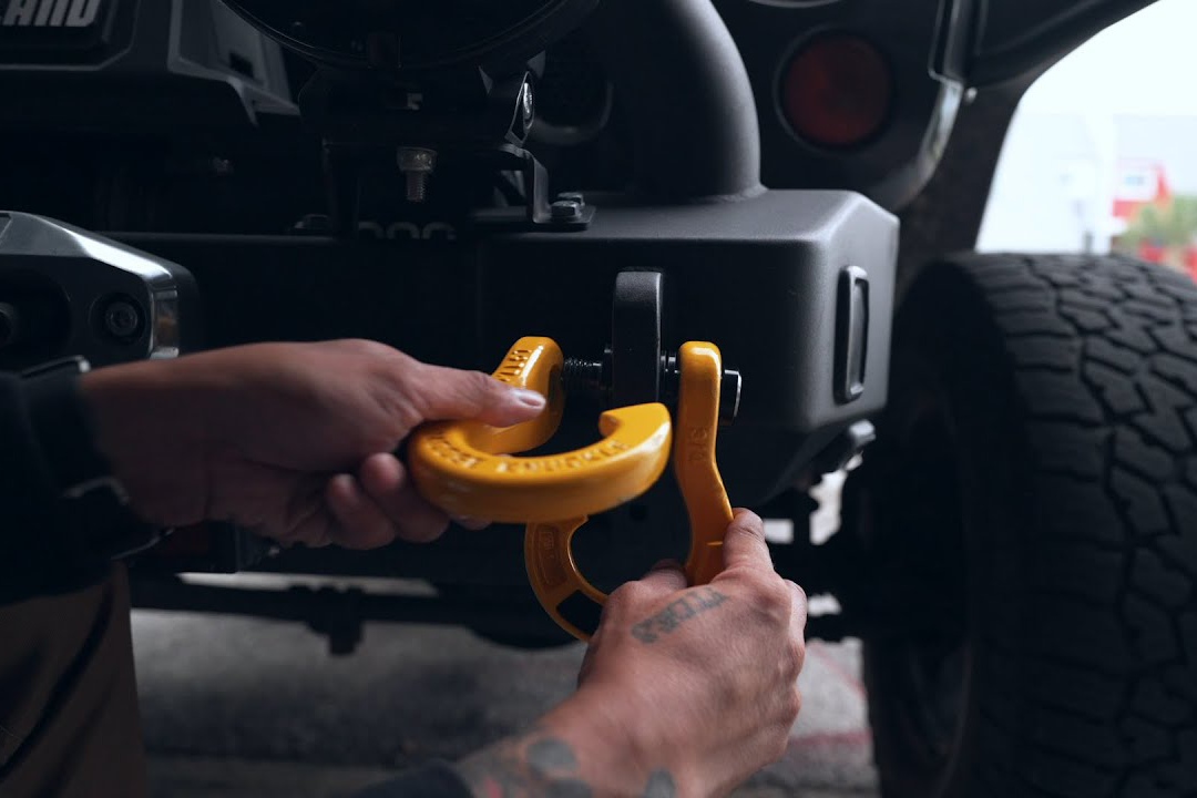 Moose Knuckle Offroad Jowl Split Recovery Shackle Installation Video with Asia Sampson